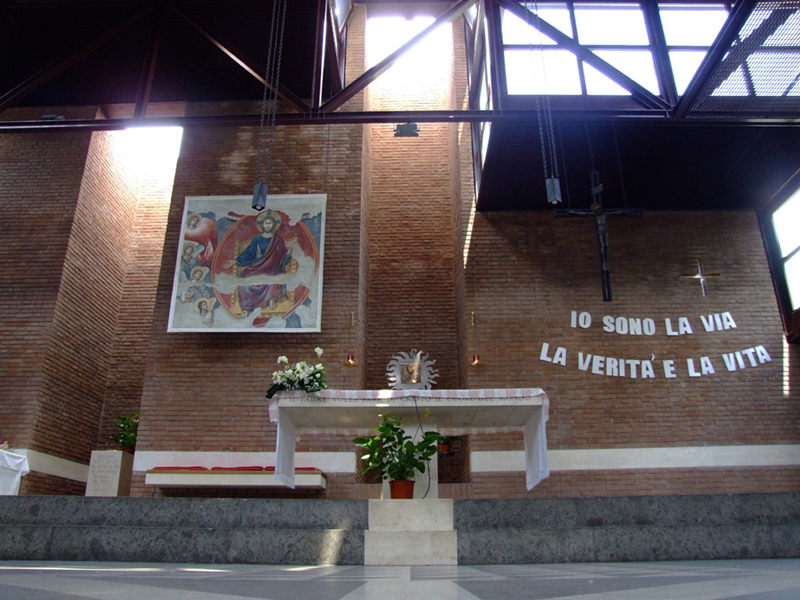 torri absidali di illuminazione sul fonte battesimale (sinistra) e sul tabernacolo (al centro)