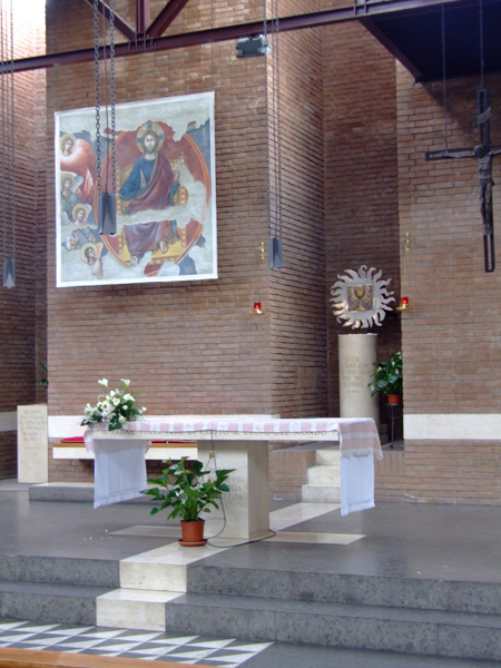 altare e tabernacolo, connessi dalle tarsie pavimentali processionali