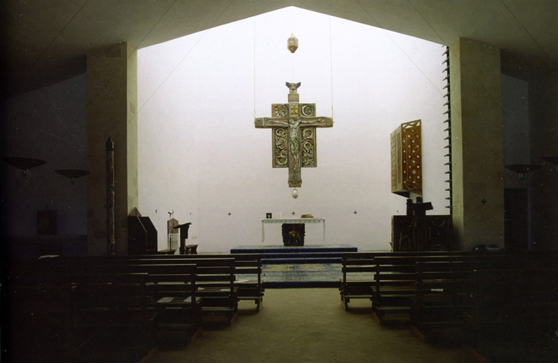 interno dell'aula, dopo l'adeguamento liturgico, 1996 (da La chiesa di San Vincenzo 2006)