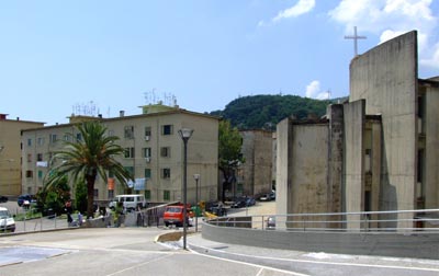 Salerno - Fratte, rapporto tra la chiesa della Sacra Famiglia e l'edilizia popolare circostante