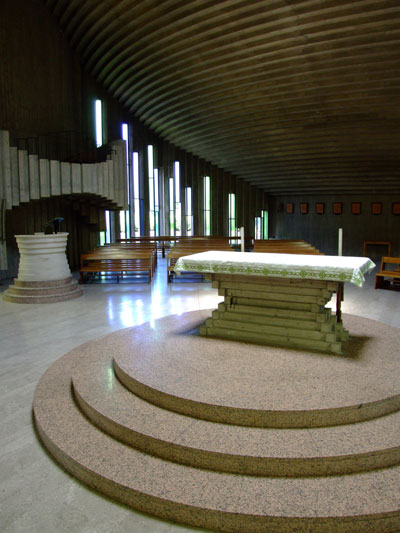 Salerno - Fratte, Sacra Famiglia - Il rapporto tra l'altare e il nuovo ambone