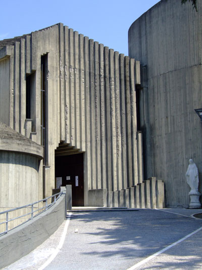 Salerno - Fratte, Sacra Famiglia - L'ingresso alla chiesa dal sagrato superiore e il portale principale