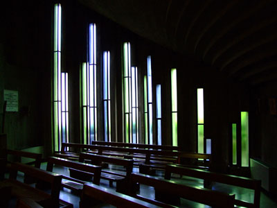 Salerno - Fratte, Sacra Famiglia - Le vetrate aperte nelle pareti d'ambito, nei colori azzurro e verde del Creato