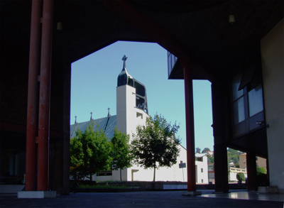 Arzignano, San Giovanni Battista, la chiesa vista dagli edifici su via Vicenza