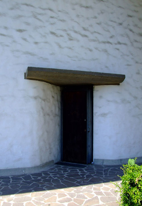 La porta di accesso diretto dal sagrato alla cappella feriale ed eucaristica