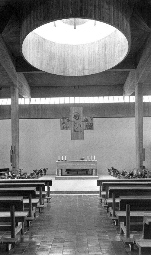 L'assetto del presbiterio provvisorio durante gli anni Settanta, con la collocazione originaria del crocifisso di Giuliano Gresleri.