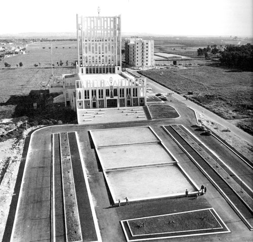 Sistemazione dell'area antistante la concattedrale con le tre vasche, 1970 (da Torricella 2004)