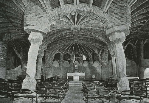 Cripta della Coloma nel Parco Gell a Barcellona, progetto di Antoni Gaud, 1917. 