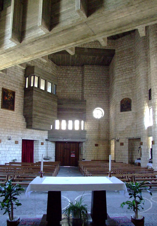 L'aula liturgica ripresa dall'altare; in controfacciata, le logge che prospettano dai percorsi esterni verso l'interno dell'aula