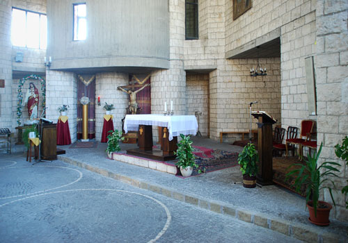Larea del presbiterio: a sinistra lambone, al centro laltare, a destra la sede; tra le colonne, al fondo, tabernacolo e crocifisso