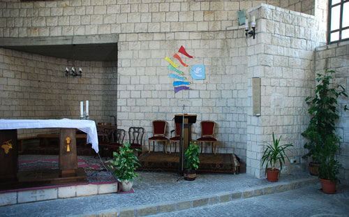 La sede; nella parete lapidea a destra, la traccia della prima sede del tabernacolo