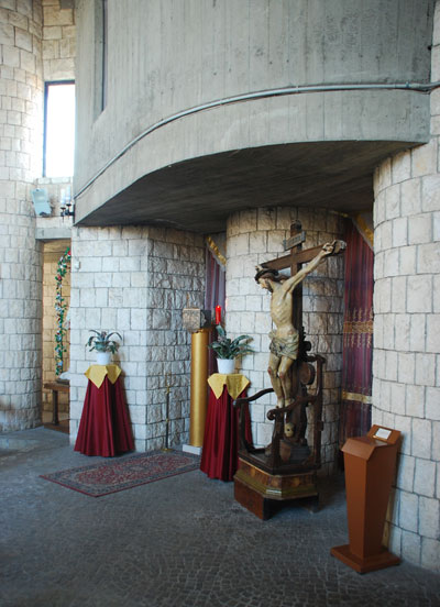 Il tabernacolo attuale e il crocifisso