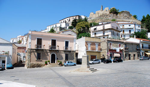 Colobraro, il fronte nord di piazza Elena (di fronte alla chiesa dellAnnunziata) e il borgo arroccato attorno al castello