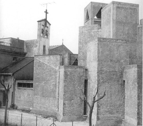 Il rapporto tra la prima sede parrocchiale e la nuova aula liturgica al momento del suo completamento (da Benedetti 1995)