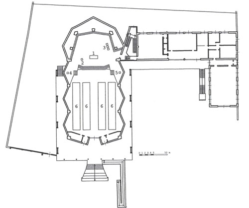 Planimetria del complesso parrocchiale (al livello dell'aula), con l'assetto liturgico attuale: mansa (1), ambone (2), sede (3), tabernacolo (4), fonte (5), assemblea (6)