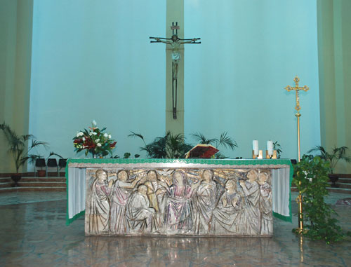 L'altare, con il rilievo ceramico della Pentecoste (Claudio Pulli)