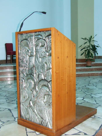 L'ambone con il rilievo del tetramorfo di Claudio Pulli (dal sito web parrocchiale)