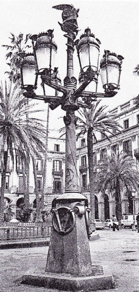 Lampione in ghisa a sei braccia in Plaça Real a Barcellona, progettato da Gaudí nel 1878