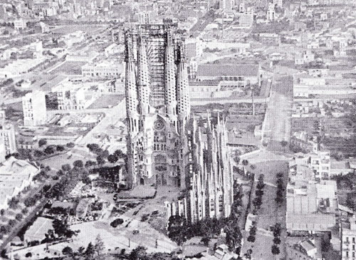 La Sagrada Familia, com'era nel 1926, anno della morte di Gaudí