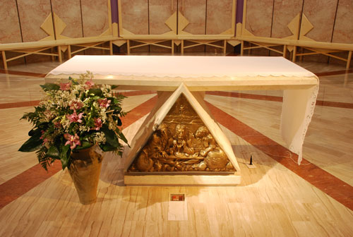 Altare, con il palliotto della Cena di Emmaus, opera di Pietro Longu