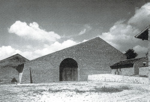La chiesa clandestina di Boust in Lorena, realizzata nel 1943 in un edificio realizzato come granaio da Emil Steffann