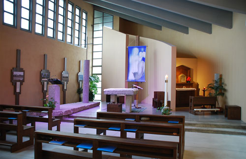 Presbiterio (ambone, altare, sede, candelabro pasquale) e cappella eucaristica