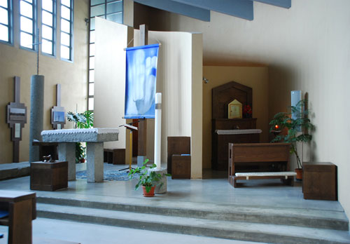 Il rapporto tra lo spazio per l'adorazione davanti al tabernacolo e la mensa d'altare con la sede del sacerdote presidente