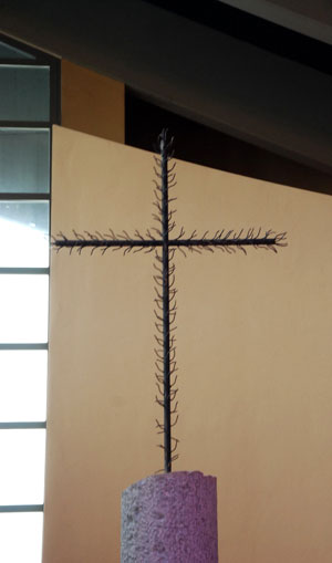 Croce gemmata in ferro, sulla colonna gloriosa dell'ambone