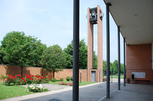 Il campanile, all'angolo del sagrato, visto dal portico di ingresso all'aula