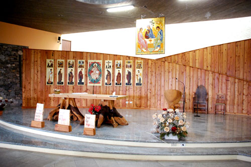 Presbiterio, con l'allestimento iconografico della parete di fondo