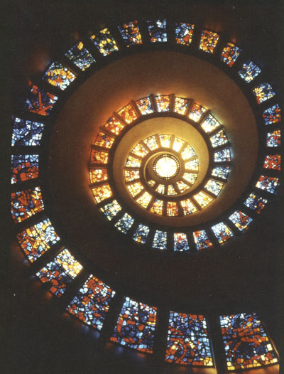 Suggestiva la vetratura che sale a chiocciola nella copertura della Cappella del Ringraziamento di Dallas (Texas, USA), firmata da Gabriel Loire.