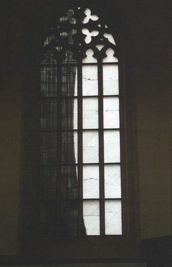 Chiesa Nuova di Amsterdam (Paesi Bassi). La grande vetrata per il giubileo della regina Beatrice, realizzata su disegno di Toon Verhoef.