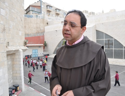 Padre Marwan Di'des, direttore del "Terra Sancta College" di Betlemme 