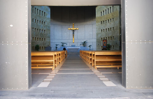 L'aula liturgica vista dal portale di ingresso