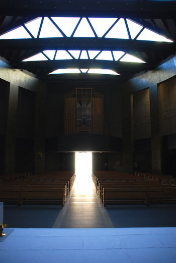 L'aula vista dallaltare; al fondo; la tribuna dell'organo