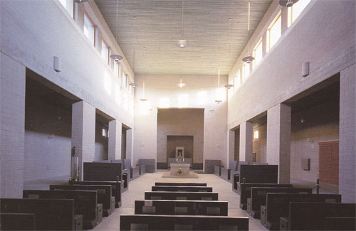 Vista dell'interno della chiesa: più piccola, ricorda quella dell'abbazia di Vaals ma si distingue per lo 