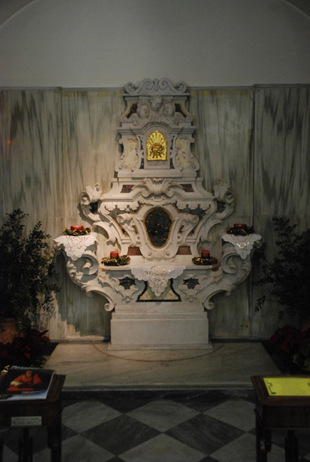 Il tabernacolo barocco smontato dalla chiesa del Redentore e rimontato nella sede parrocchiale di Santa Maria della Libera.