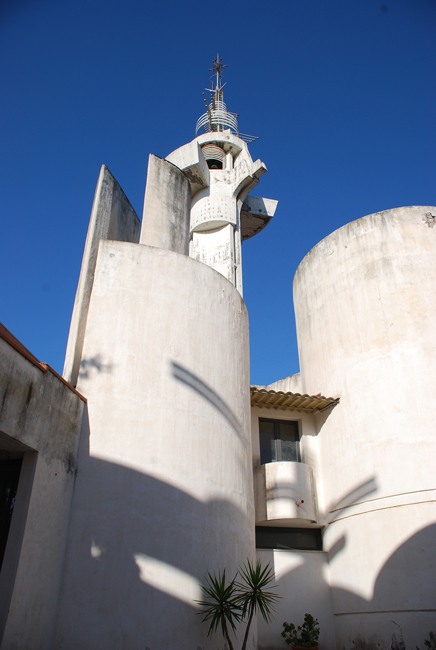 La torre e i volumi absidali, con laffaccio dalla loggia superiore verso lo spazio aperto.