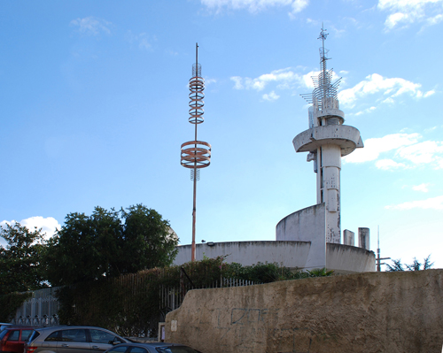 La torre e il pinnacolo visti dallesterno del complesso, via Scalea.