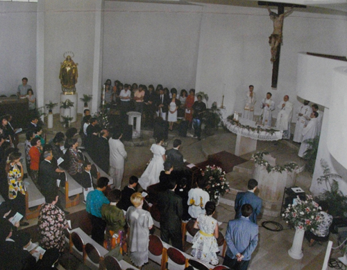 Celebrazione di un matrimonio nella chiesa parrocchiale, nellimpostazione liturgica originaria (archivio parrocchiale)