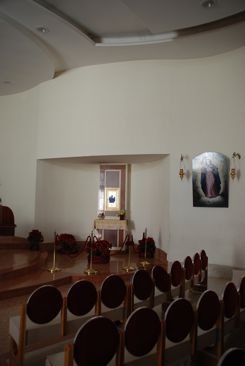 Cappella del Santissimo; a fianco, leffige mariana