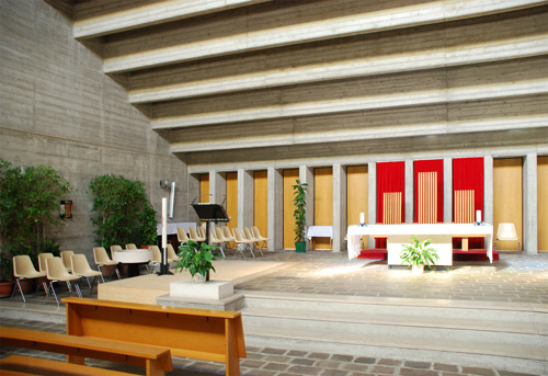 Altare, ambone e, a sinistra, fonte battesimale