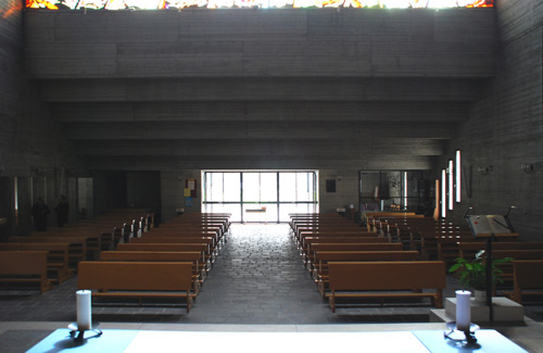 L'aula vista dall'altare; al fondo a destra lo spazio per le famiglie con bambini piccoli; a sinistra laccesso alla cappella penitenziale.