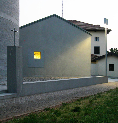 Cividale, San Lorenzo, il volume della penitenzieria visto dall�esterno, con illuminazione serale della lastra di onice del confessionale (foto Iaconcig).