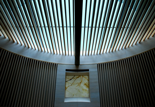 Cividale, San Lorenzo, la lastra di onice a terminazione del presbiterio, su cui si innesta la croce strutturale; illuminazione zenitale del presbiterio, schermata dalla griglia lignea.