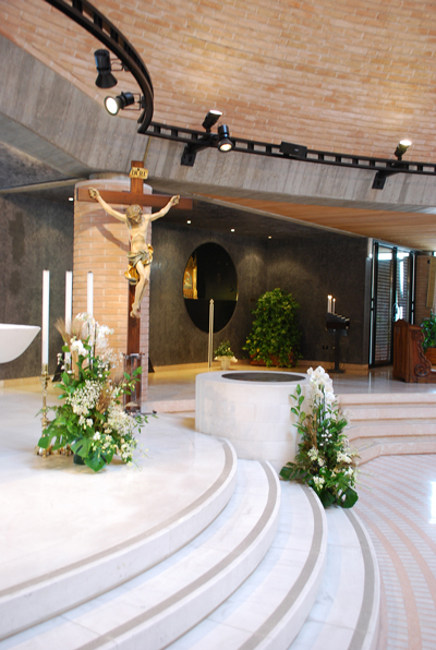 Pordenone, Beato Odorico. Fonte battesimale, ai piedi del presbiterio e sotto al crocifisso; sullo sfondo limmagine mariana.