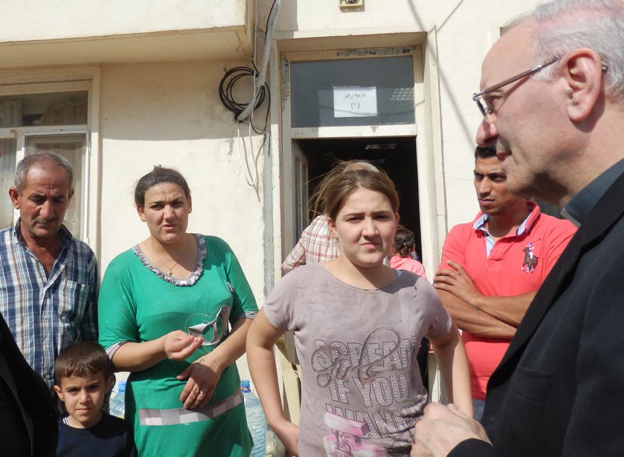 Mons. Nunzio Galantino tra i profughi iracheni <br> (Foto Toppette)