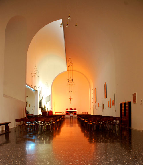 La navata principale, ripresa dalla scalinata emiciclica d'ingresso
