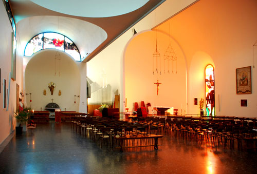 Aula liturgica ripresa dalla navata laterale.