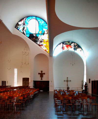 Navata laterale, con il battistero (a destra); al centro l'ingresso ordinario; a sinistra l'ingresso festivo, al fondo della navata principale.